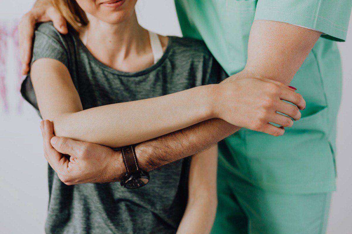 PT for Frozen Shoulder in Reno: Restore Motion Without Surgery